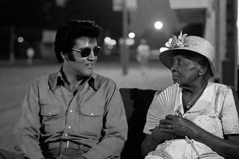 Stranger at Bus Stop Talked for 30 Minutes — When Elvis Revealed Who He Was, She Wept