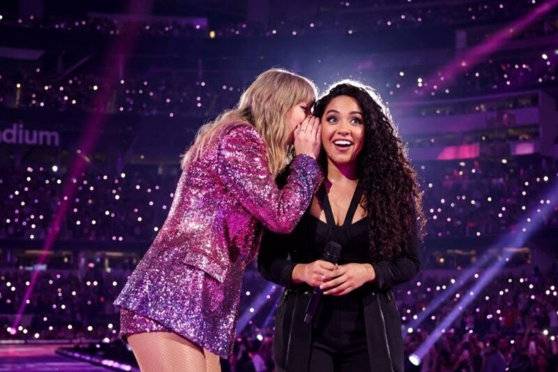Taylor Swift’s backup singer FROZE on stage what Taylor whispered in her ear made 60,000 people CRY