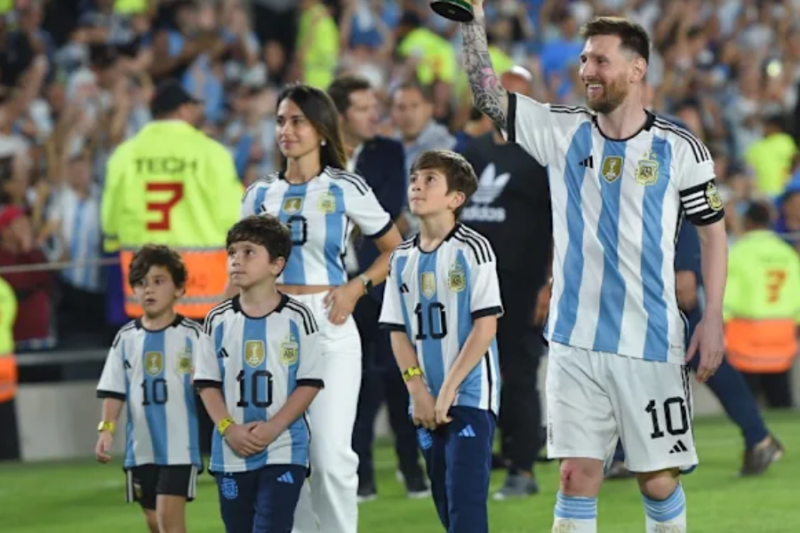 Lionel Messi Had the Perfect Response to Antonela Roccuzzo’s Family Photo Ahead of Argentina’s World Cup Match